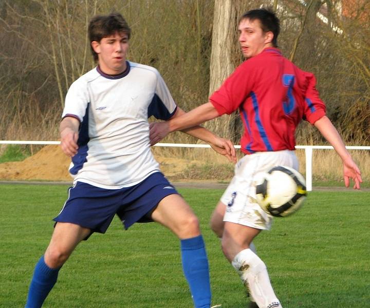 Velvary - Beroun 0:2. Domácí Jiří Háša (vlevo) a Pavel Choc. 