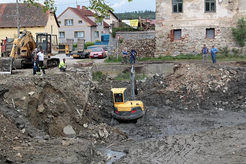 Z rekonstrukce Pivovarského rybníka v Louňovicích pod Blaníkem.