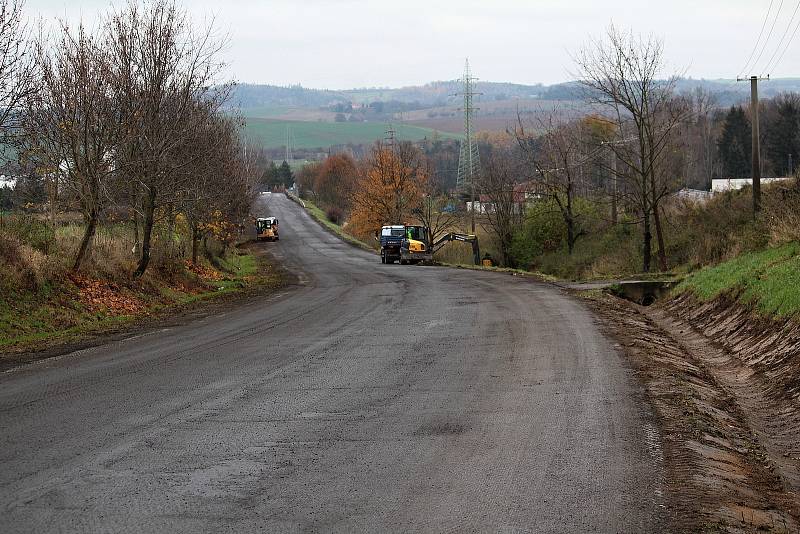 Rekonstrukce povrchu silnice u Mariánovic.