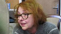 Olga Hrzánová v redakci Benešovského deníku