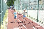 Atletické závody dětí před Základní školou v Jiráskově ulici.
