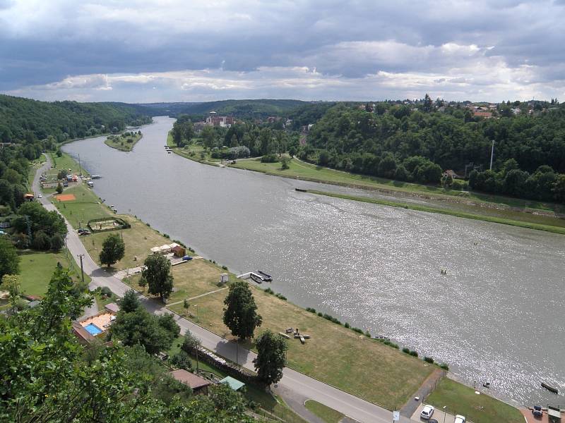 Řeka Vltava jako hranice mezi okresy Praha-východ a Praha-západ.