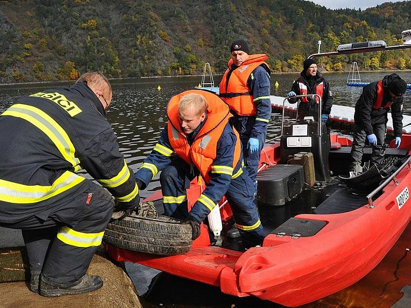 Hasiči a policisté lovili potopené auto ze Slapské přehrady. 