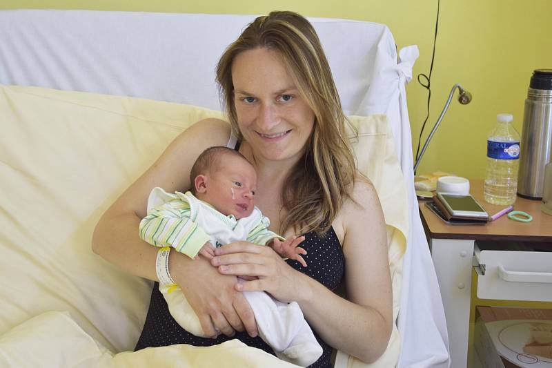Malá Anička Vorlová, prvorozená dcerka manželů Jany a Martina Vorlových z obce Řehenice, se narodila v pondělí 12. června ve 14.18. Při narození vážila 2 850 gramů a měřila 47 centimetrů.