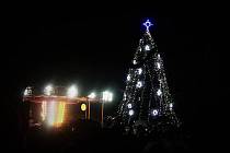 Rozsvěcení vánočního stromu na Masarykově náměstí v Benešově v prosinci 2018.