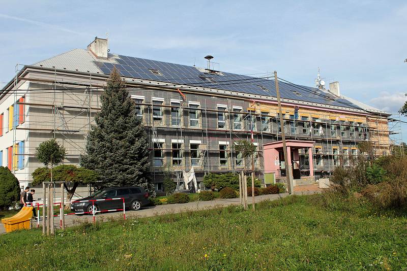 Rekonstrukce Základní školy v Krhanicích.