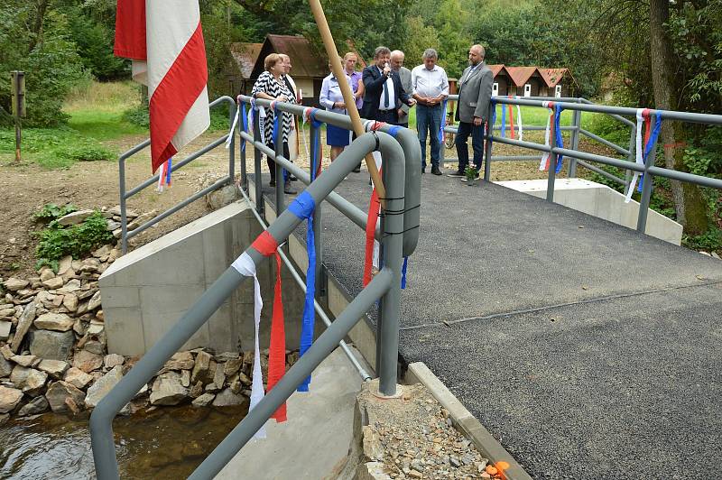 Mostek přes Štěpánovský potok z první republiky nahradili novým.