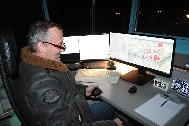 Martin Baloušek ve velíně řízení letového provozu Letiště Benešov při zkoušce systému osvětlení drah.