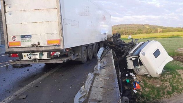 U Olbramovic se čelně střetlo auto s kamionem. Jeden z řidičů nepřežil