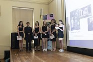 Příběhy našich sousedů: prezentace týmu Základní školy Sídliště z Vlašimi v aule Gymnázia v Benešově.