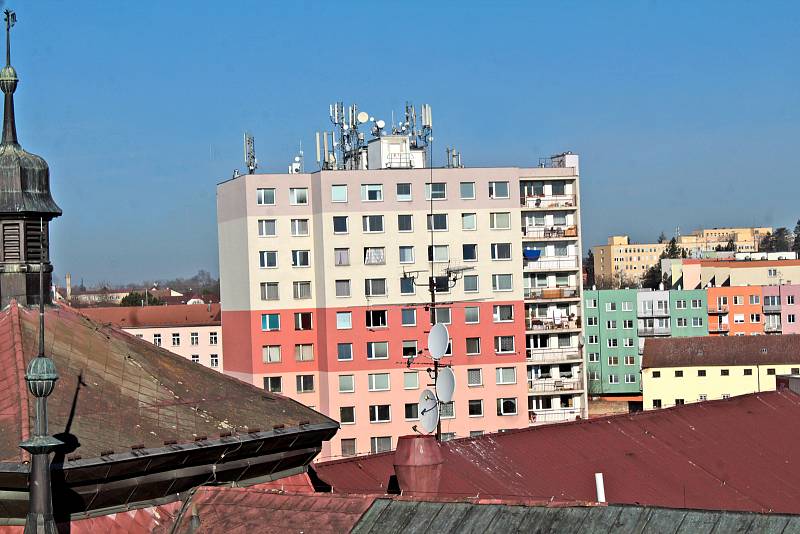 Benešov při pohledu ze střechy kostela sv. Anny - panelový dům ve Vnoučkově ulici.