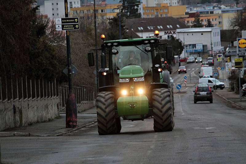 Průjezd traktorů Benešovem na protestní akci do Jesenice.