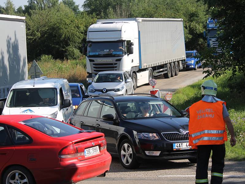 Úterní ranní nehoda na křižovatce týnecké výpadovky u Želatinky.