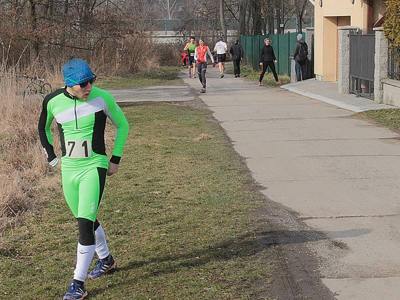 Běh na Čerčanský Chlum 2016 - rozcvičení. 