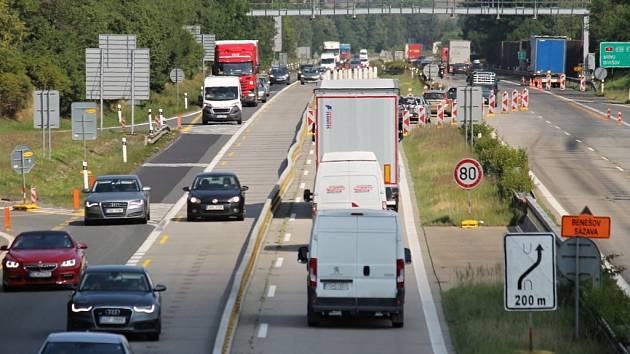 Příprava na zbourání mostu přes dálnici D1 u Ostředka.