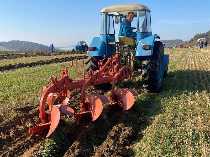 Ze soutěže v orbě a setkání traktorů značky Zetor v Nahorubech.