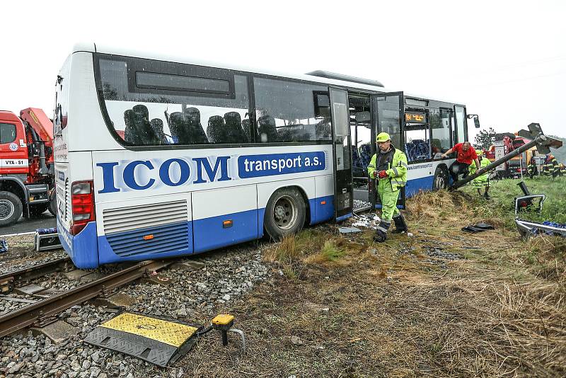 Ke srážce vlaku s autobusem došlo u Struhařova na Benešovsku v neděli 14. června.