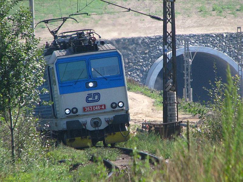 Setkání tratí. Původní úsek Olbramovice - Votice vlevo. 