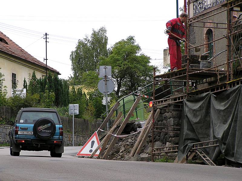 Pondělní situace v Benešovské ulici v Týnci nad Sázavou