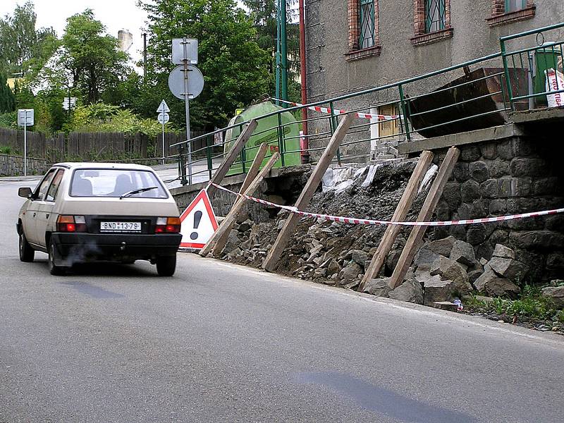 Pondělní situace v Benešovské ulici v Týnci nad Sázavou