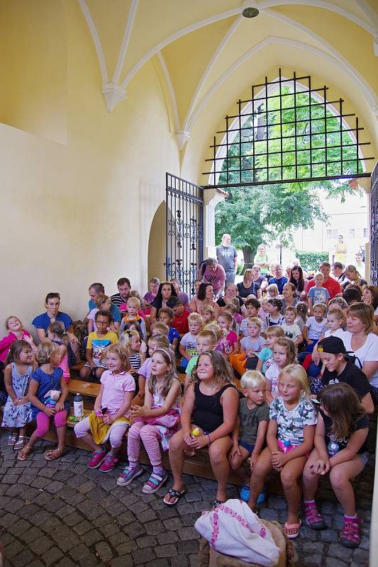 Představení Zvířátka a loupežníci v podání divadla Kapsa Andělská hora na vlašimském zámku.