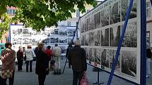 Výstava fotografií z května 1945 na Masarykově náměstí v Benešově.