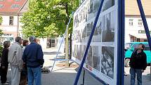 Výstava fotografií z května 1945 na Masarykově náměstí v Benešově.