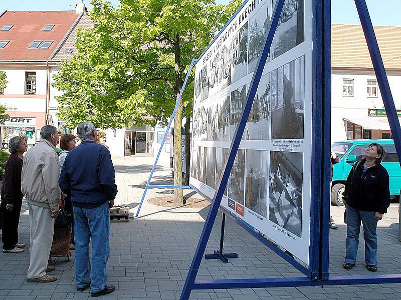 Výstava fotografií z května 1945 na Masarykově náměstí v Benešově.