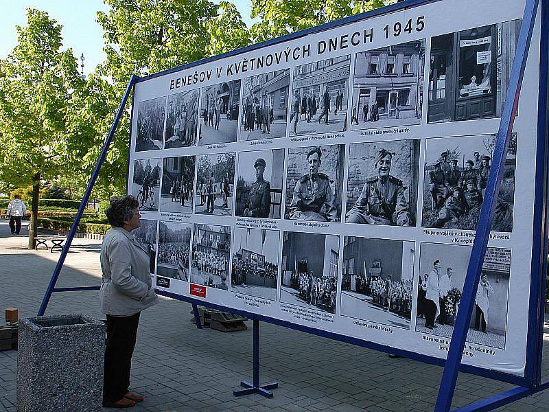 Výstava fotografií z května 1945 na Masarykově náměstí v Benešově.