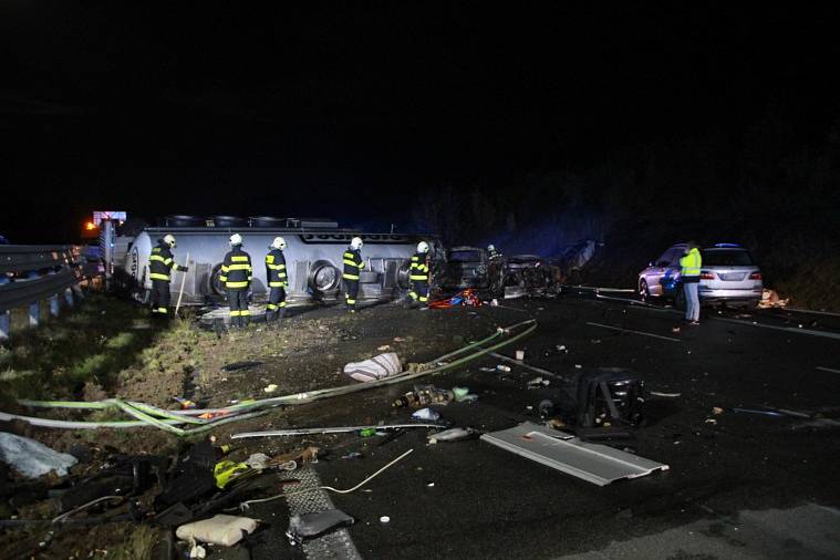 Hromadná nehoda na dálnici D1 v prostoru křižovatky Psáře na 49. kilometru ve směru do Brna.