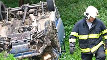 Při dopravní nehodě skončila Lada Niva na střeše mimo vozovku.