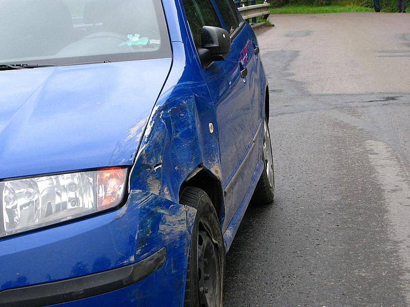 Při dopravní nehodě skončila Lada Niva na střeše mimo vozovku.