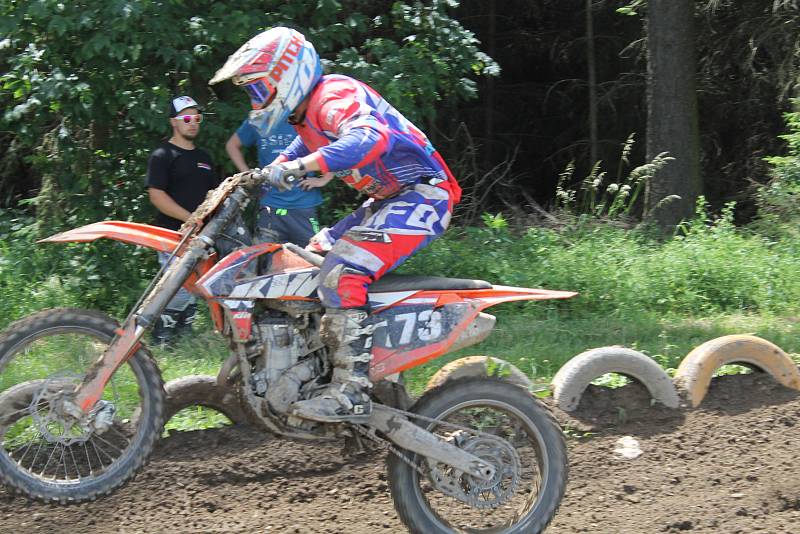 Po rozpravě s jezdci následovaly první a druhé finálové jízdy kategorií hobby MX2, veterán, hobby MX1, 85 ccm, MX2 a MX1.