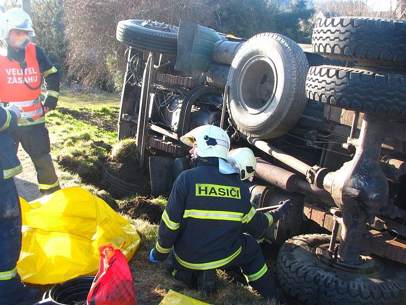 Při převrácení Liazu se vysypal náklad granulátu hnojiva a došlo k úniku nafty. 