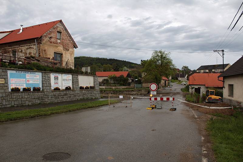 Rekonstrukce Pivovarského rybníka v Louňovicích pod Blaníkem, stav v pátek 21. května 2021.