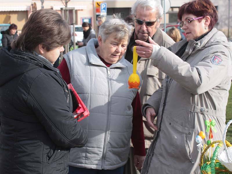 Velikonočnímu jarmárku v Neveklově přálo počasí, tak se mohl uskutečnit venku. 