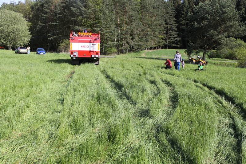 V Bělčicích hoří sklad pneumatik