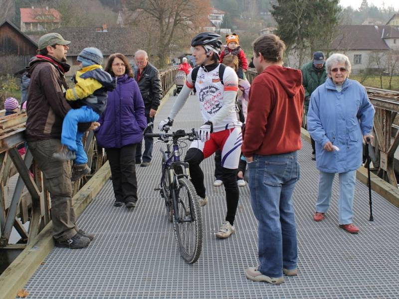 Znovuotevírání mostu mezi Čtyřkoly a Lštěním.