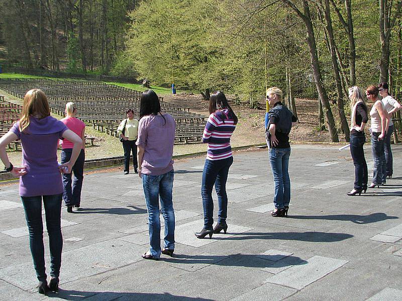 Příprava choreografie na finále Hasičské Miss Středočeského kraje 2011 na Konopišti.