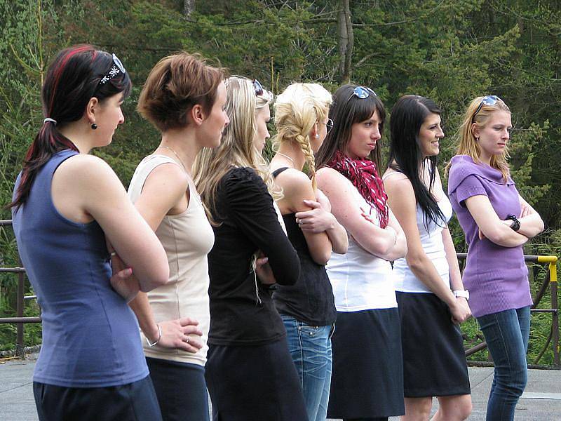 Příprava choreografie na finále Hasičské Miss Středočeského kraje 2011 na Konopišti.