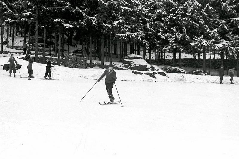 13. ledna 1939. Radovánky na zimním lyžařském můstku u Miličína.