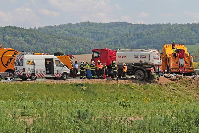 Nehoda cisterny s leteckým benzínem na silnici I/3 u Olbramovic.