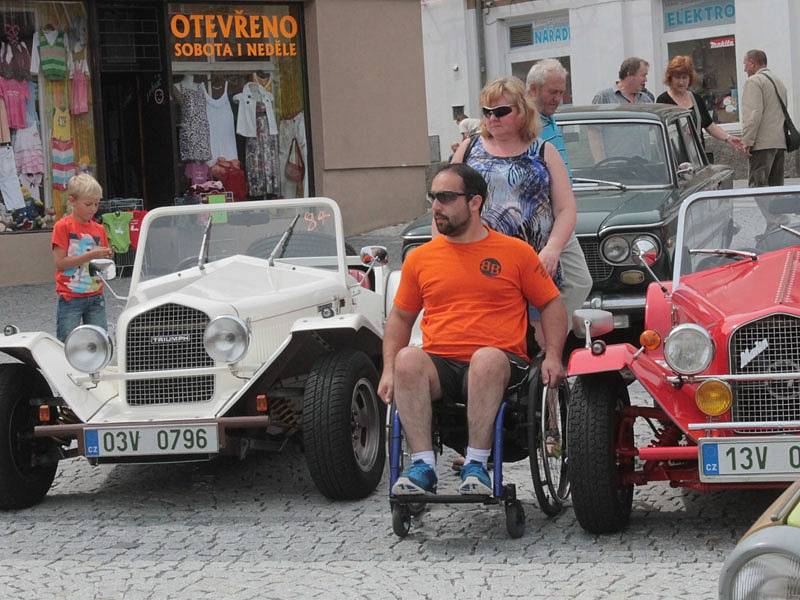 Historická vozidla začala na votické Komenského náměstí najíždět v sobotu po půl dvanácté.