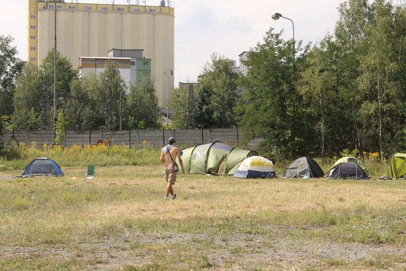 Elektronická hudba bude znít po celý víkend Táborskými kasárnami v Benešově.