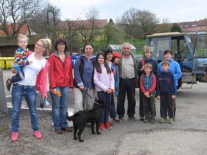 Ochotní obyvatelé, kterým není lhostejné životní prostředí na České Sibiři, uklízeli o víkendu nepořádek kolem cest v okolí Mezna, Mitrovic a Lažan.  