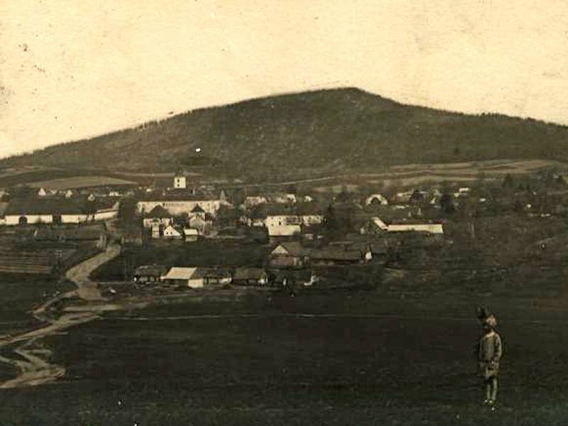 Louňovice pod Blaníkem: pohled z návrší u cesty od Libouně v roce 1935.
