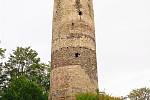 Hrad Šelmberk se zachovalou bergfritovou věží.