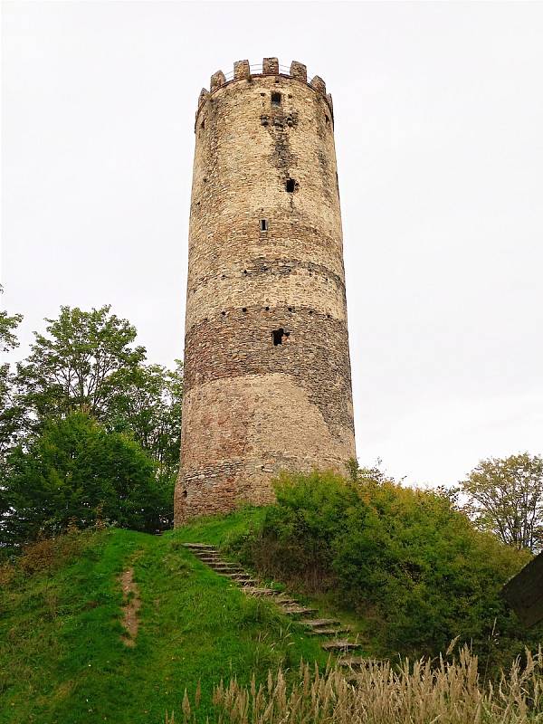 Hrad Šelmberk se zachovalou bergfritovou věží.