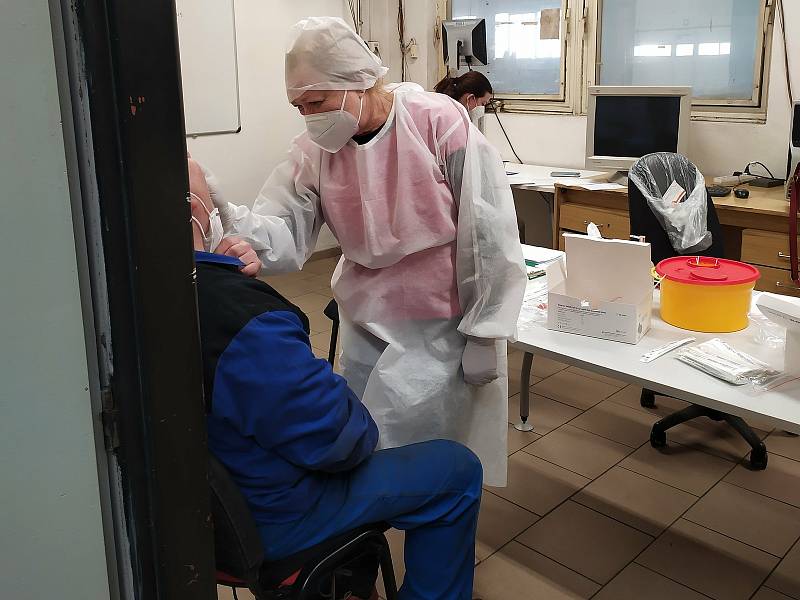 Testování zaměstnanců na přítomnost koronaviru ve firmě Baest v Benešově.