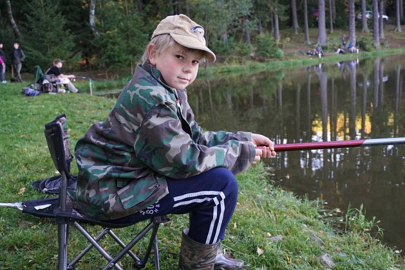 Malí rybáři předvedli, jak nejlépe a nejrychleji dokážou ulovit rybu.